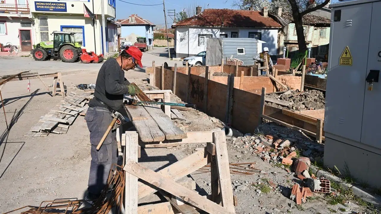 İnönü’de hizmet seferberliği: Hem camiler hem okullar yenileniyor