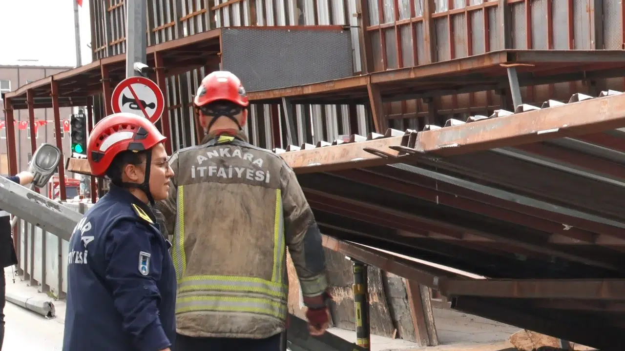 Başkentte korku dolu anlar: Yıkım alanındaki platform yola devrildi