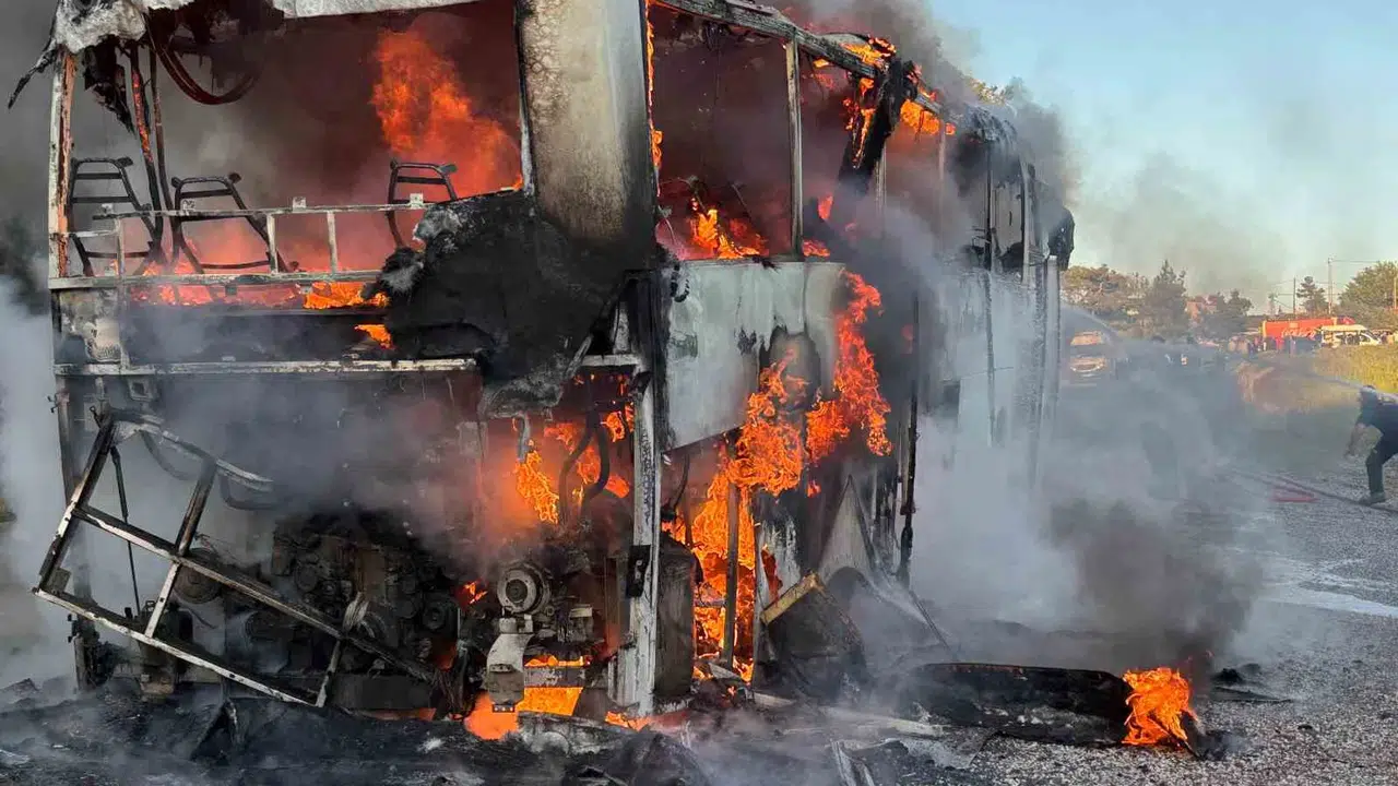 Marmaris yolunda dehşet anları: Alevler otobüsü yuttu, yolcular saniyelerle kurtuldu