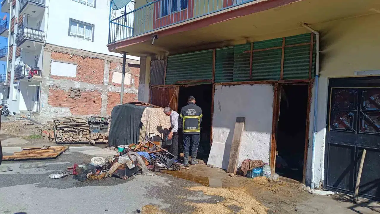 Sandıklı'da korkutan yangın: İtfaiye alevleri binayı sarmadan durdurdu