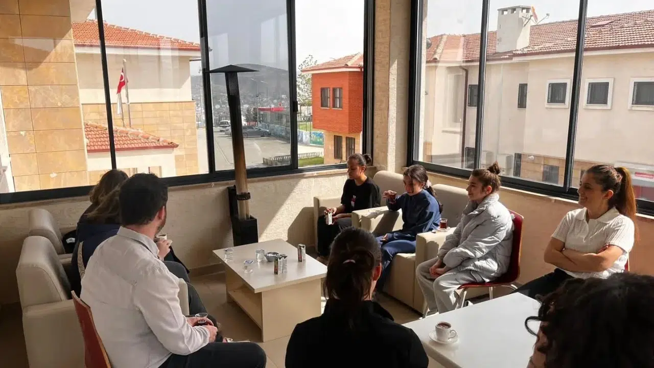 Bilecik’te çocukların yüzünü güldüren buluşma: Kahve kokulu samimi sohbet