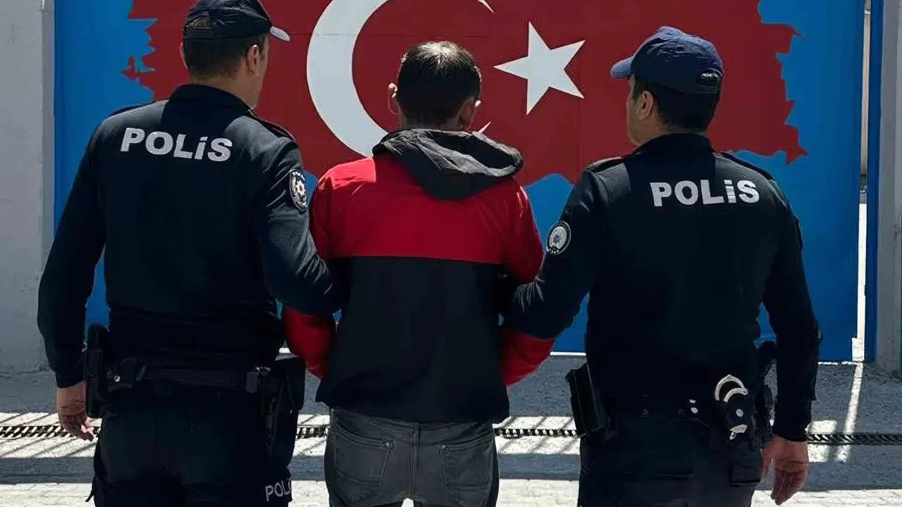 Zehir tacirlerinin yeni yöntemi deşifre oldu: Peçeteye emdirip satmaya çalışırken suçüstü yakalandı