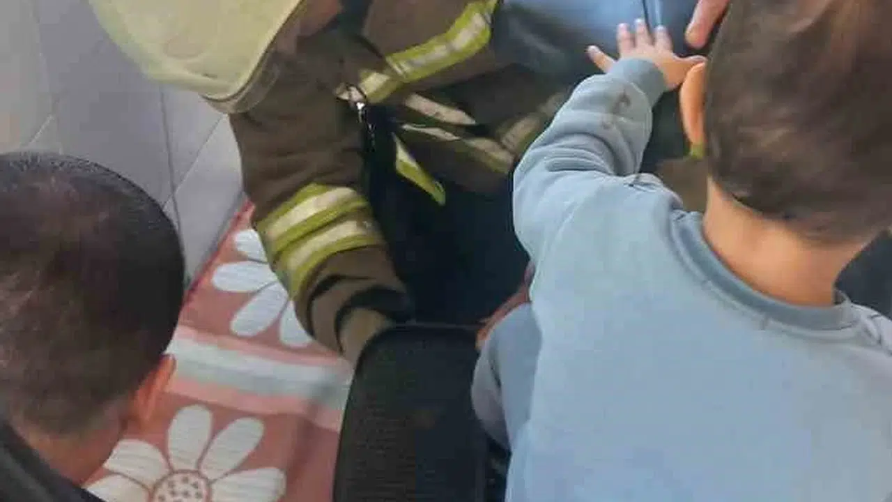 Oyun oynarken kabusu yaşadı: Eliptik bisiklete sıkışan minik ayağı itfaiye kurtardı