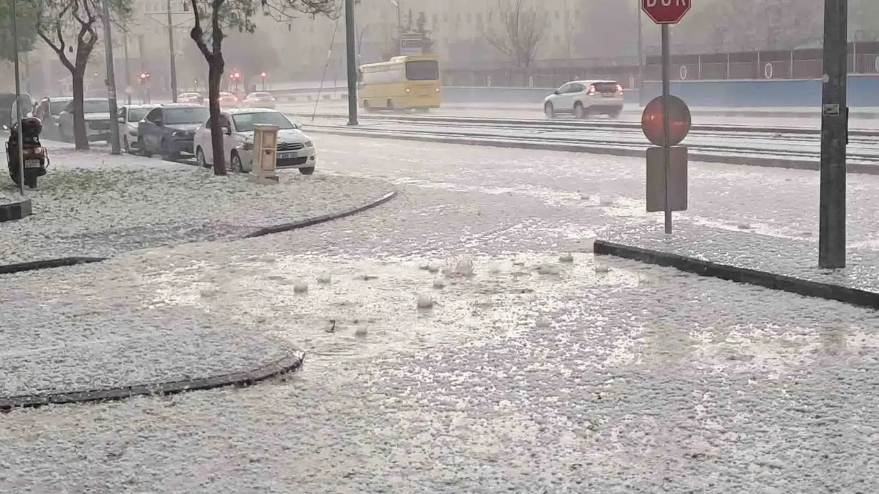 Gaziantep'te gökyüzü bir anda karardı: Ceviz büyüklüğündeki dolu şehri esir aldı