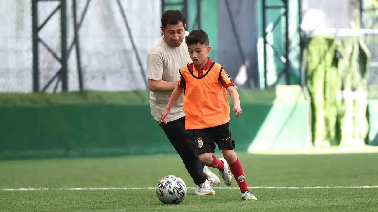 Küçükçekmece’de yeşil sahada duygusal buluşma: Babalar ve oğulları aynı takımda ter döktü