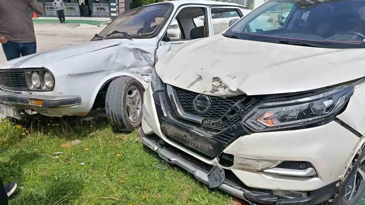 Kadirli’de korkutan kaza: Bulvara çıkan otomobil ortalığı savaş alanına çevirdi