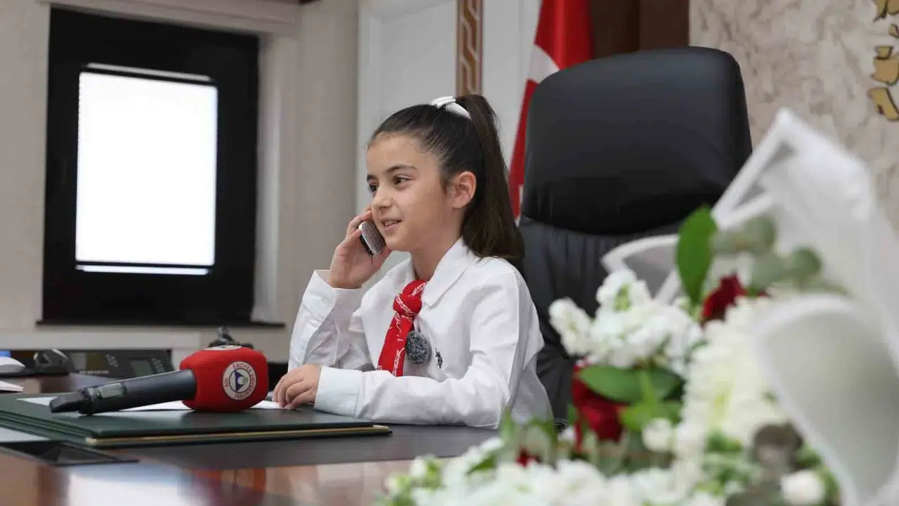 Rektörlük koltuğunda 23 Nisan heyecanı: Minik Emine Defne üniversiteyi yönetti