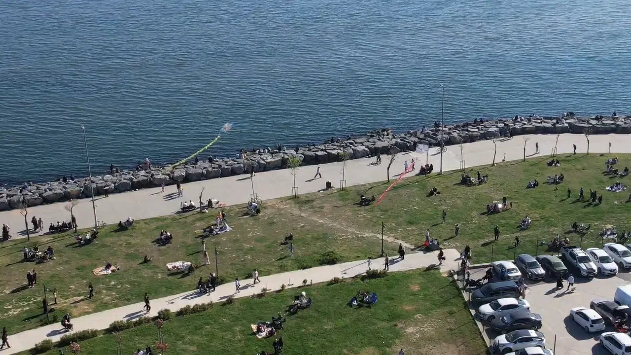 Avcılar sahilinde bahar coşkusu: Güneşli havayı fırsat bilenler akın etti, tuvalet krizi gölge düşürdü