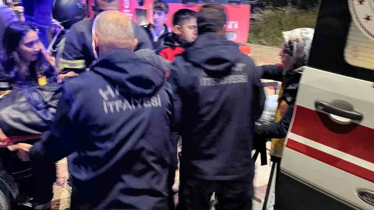 Antakya’da trafik dehşeti: Motosiklet ve hafif ticari araç çarpıştı, 2 kişi hastanelik oldu