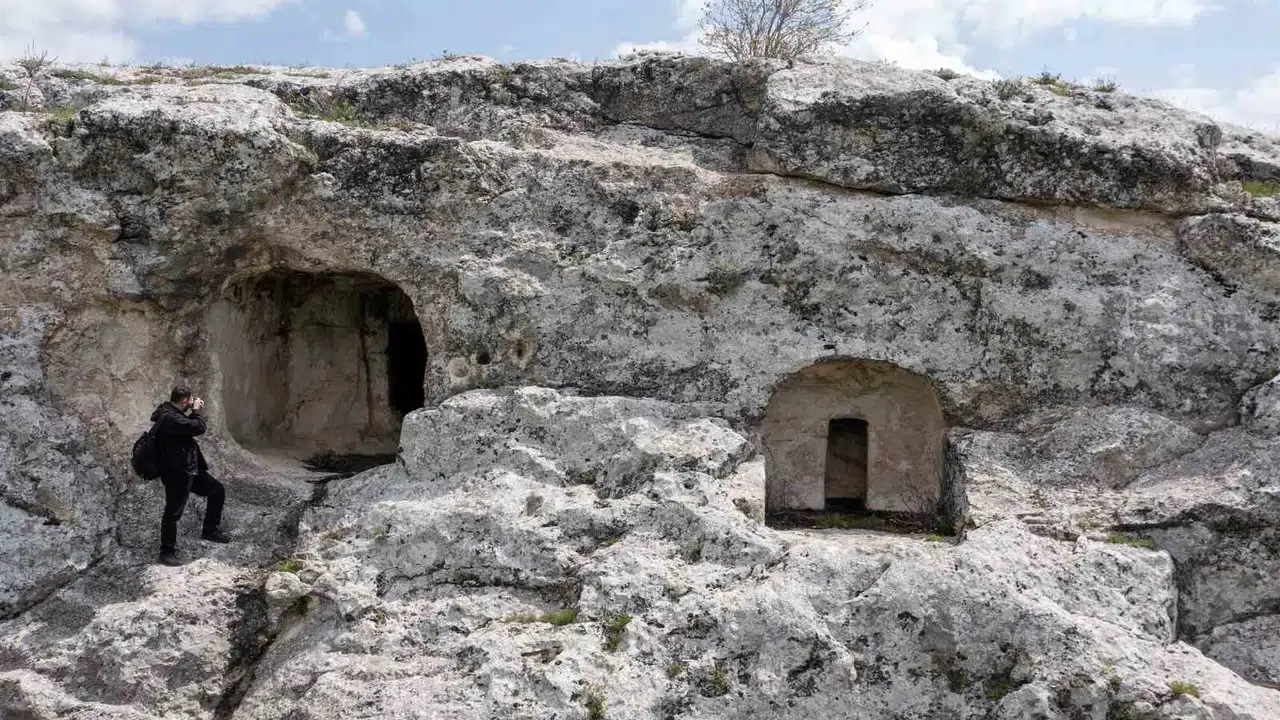 Tarihin izini objektiflerle sürüyorlar: Ergani’nin gizemli kaya mezarları gün yüzüne çıkıyor