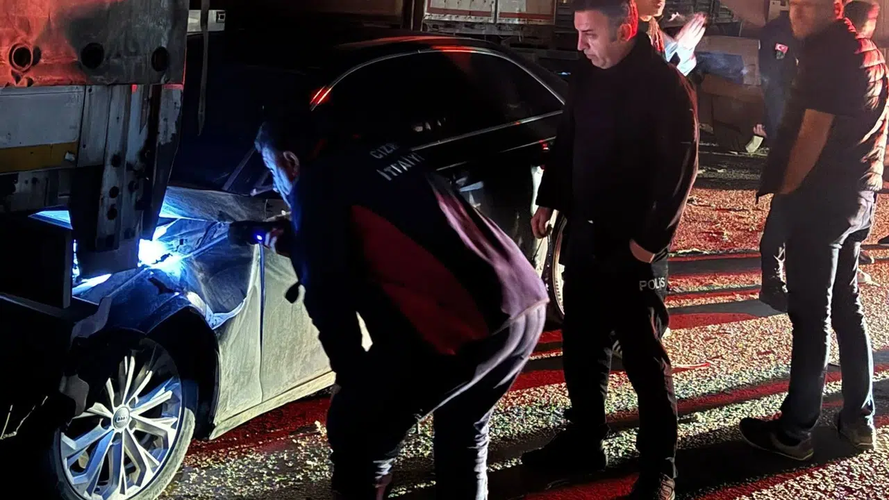 Cizre'de dehşet anları: İki dev tırın arasında kalan otomobil hurdaya döndü