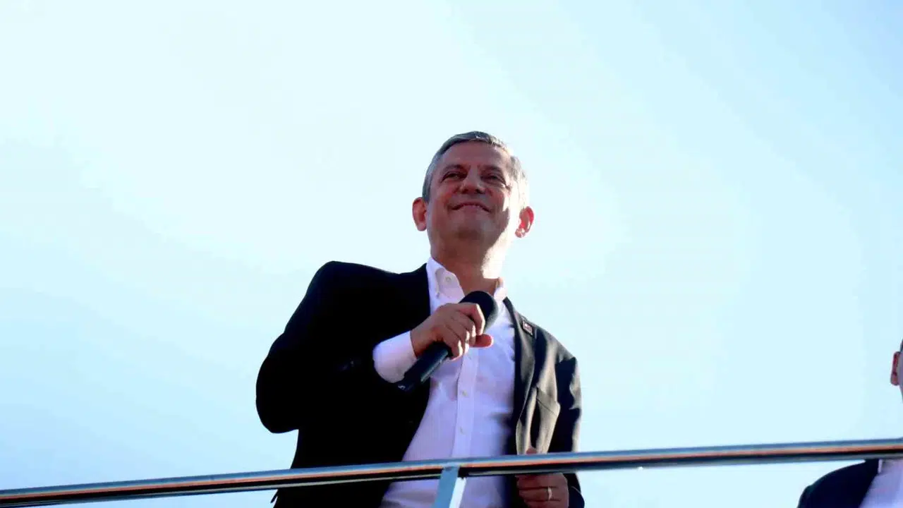 Özgür Özel’den Sakarya’da sert çıkış:  Kara düzene karşı adım adım kurtuluşa yürüyoruz