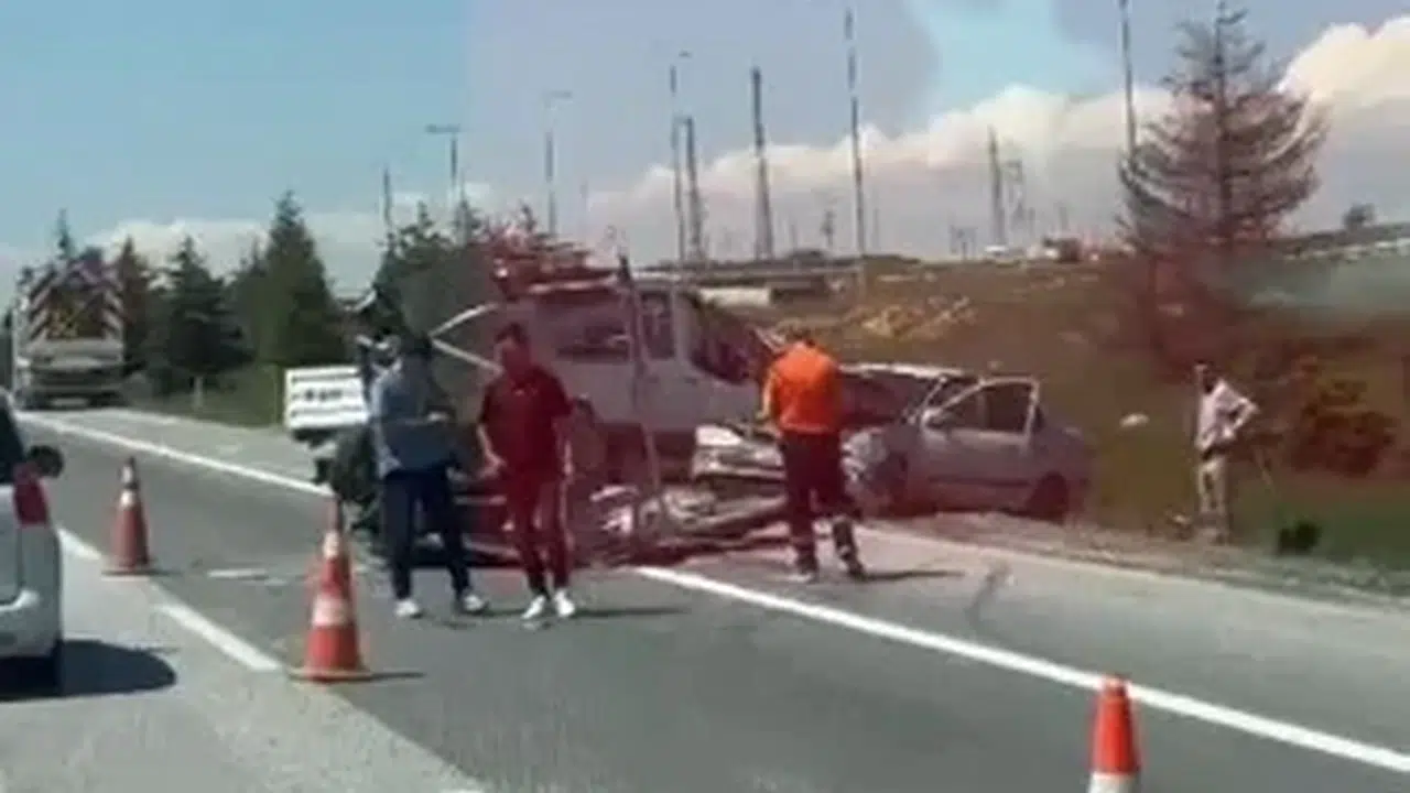 Eskişehir yolunda korkutan kaza: Şerit çizgisi çeken araca çarptı, şarampole uçtu