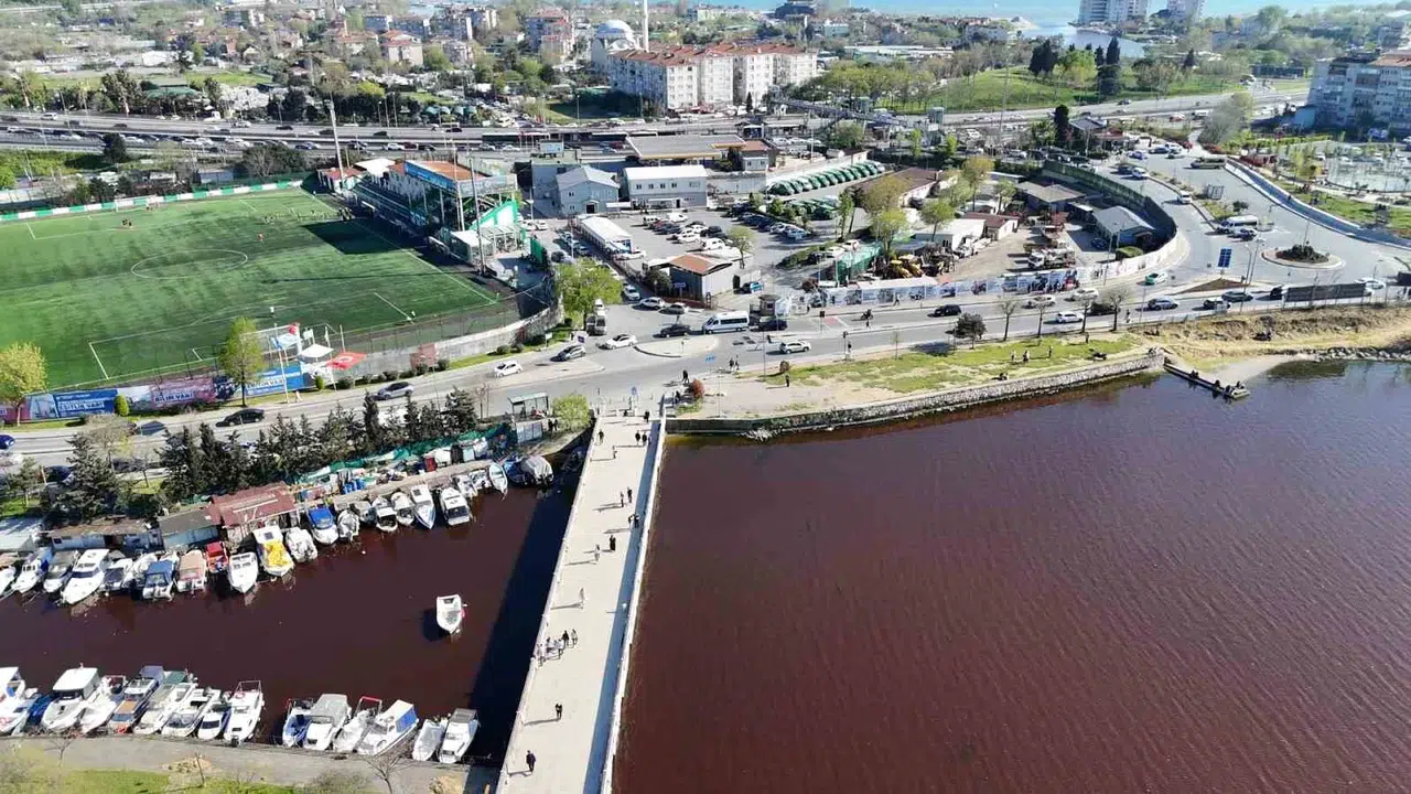 Küçükçekmece Gölü'nde ürküten manzara: Sular kan kırmızısına büründü