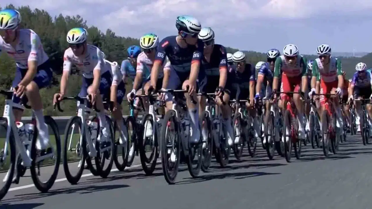 Pedallar Ege’nin zirvesi için döndü: 61. Cumhurbaşkanlığı Türkiye Bisiklet Turu’nda nefes kesen etap