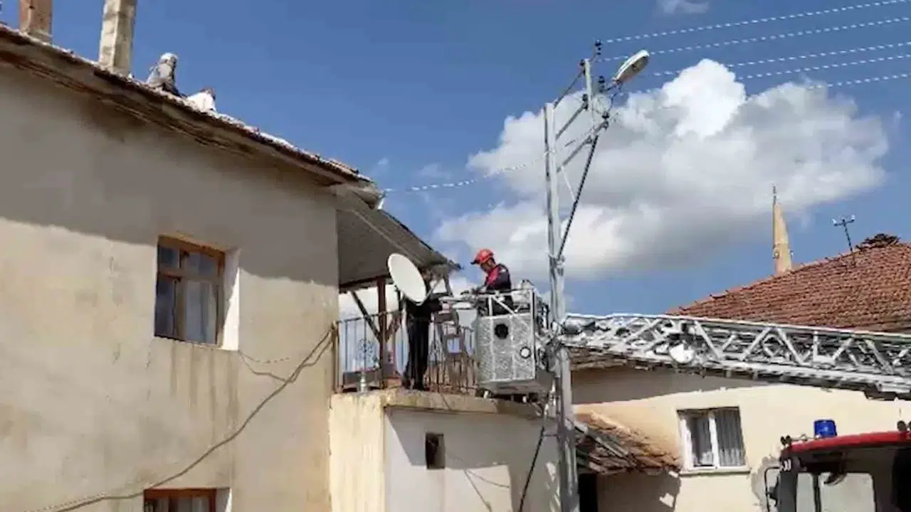 Çatıdaki tehlikeli mesai: Baca temizlerken fenalaşan vatandaşın yardımına itfaiye yetişti