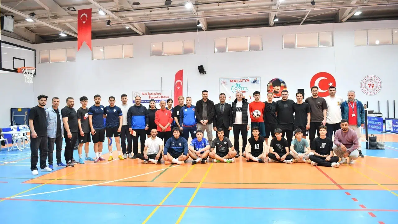 Yeşilyurt’ta ayak tenisi rüzgarı: 70 bin liralık ödül için kıyasıya rekabet