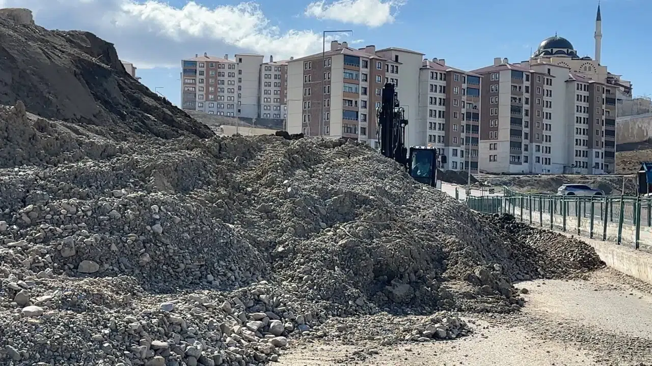 Yüksekova’da 18 günlük çile: Heyelan yolu trafiği felç etti, sürücüler isyan bayrağını açtı