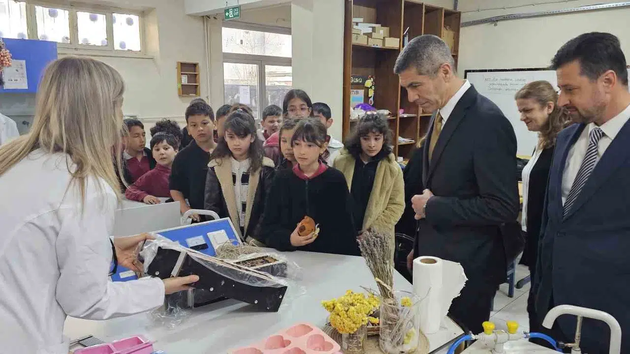 Çöpe giden yağlar geleceğe ışık oldu: Minik ellerden doğa dostu üretim
