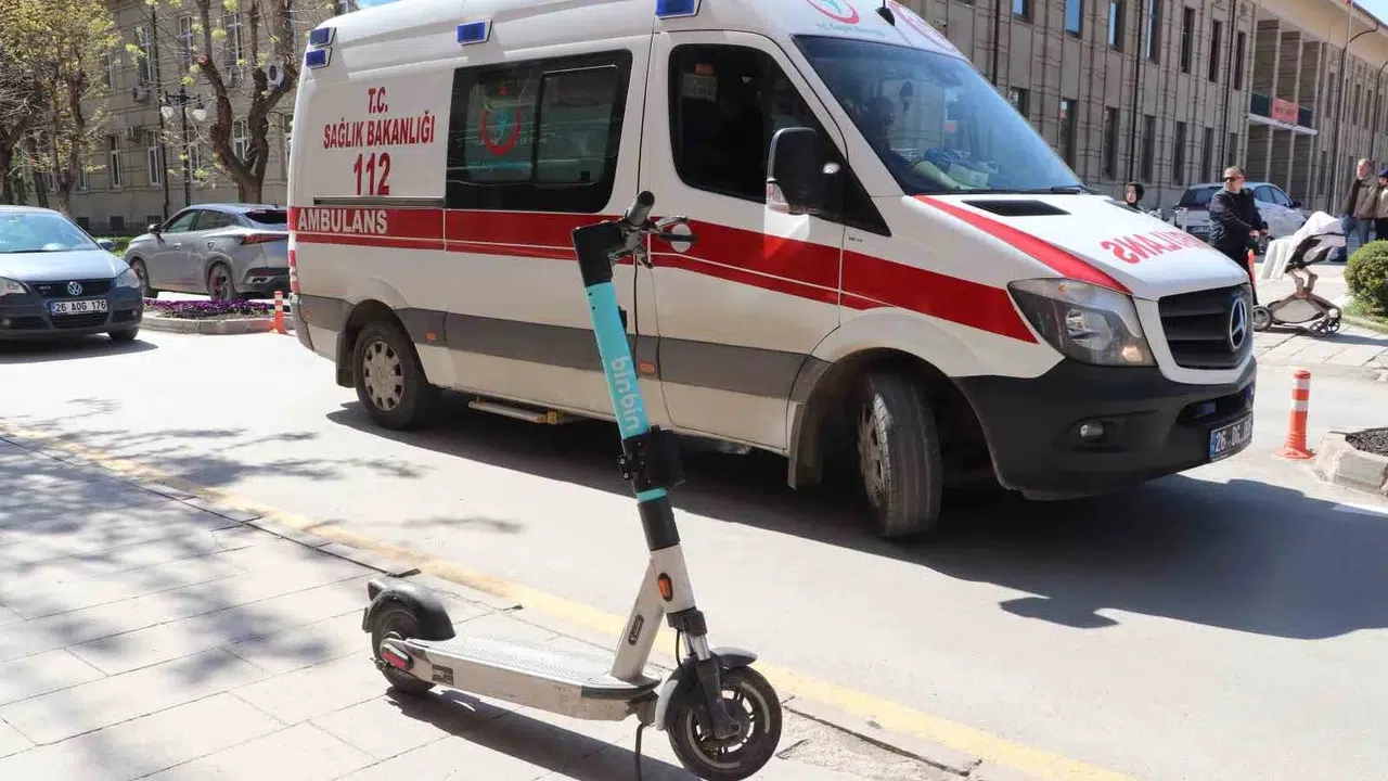 Eskişehir'de scooter dehşeti: 17 yaşındaki genç kız otomobilin altında kalmaktan son anda kurtuldu