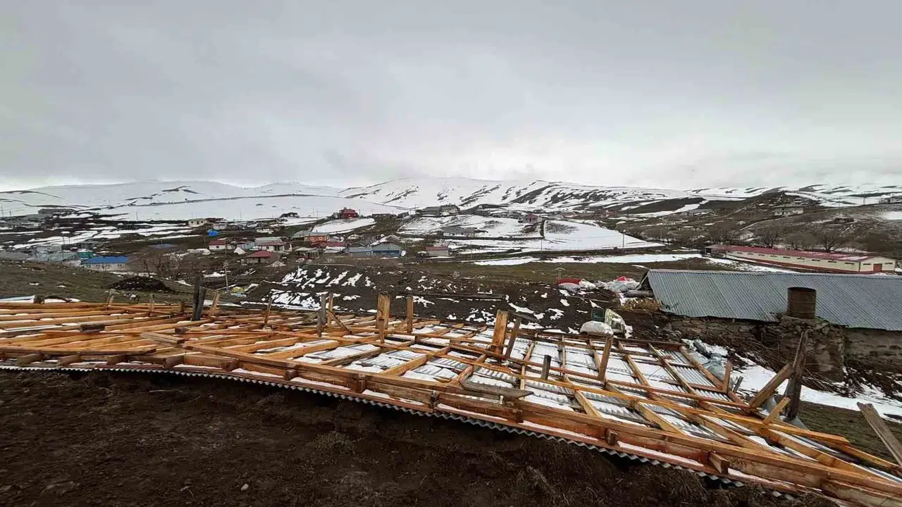 Ardahan'da fırtına dehşeti: Çatılar kağıt gibi uçtu, köylerde büyük panik yaşandı