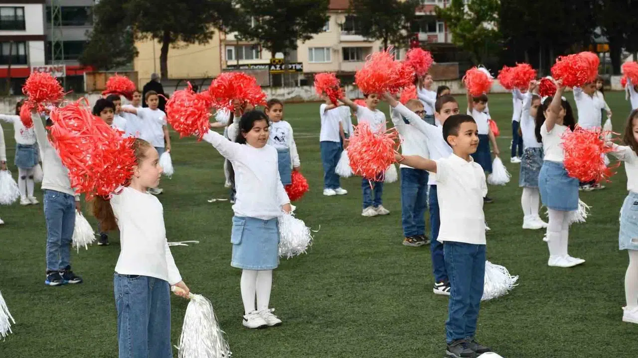 Osmaneli’nde bayram coşkusu: Minikler 23 Nisan’ı stadyumda doyasıya kutladı