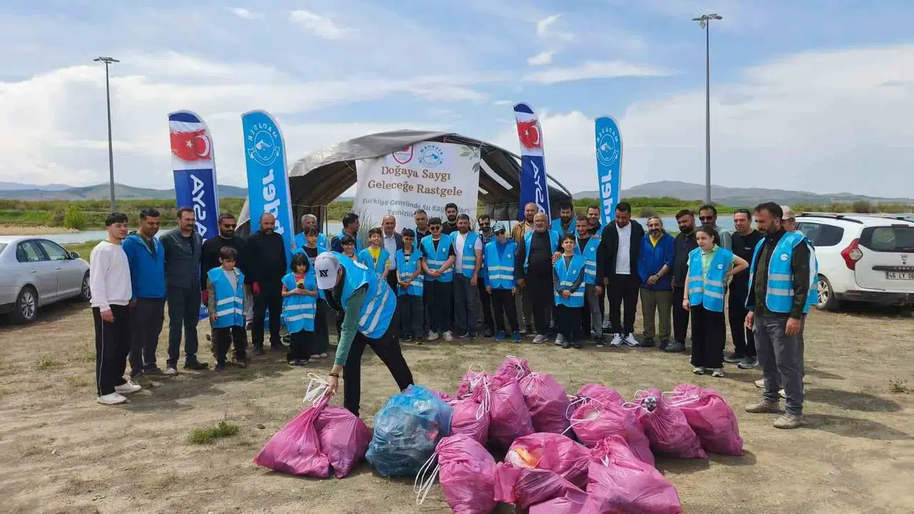 Doğaya nefes aldırmak için kolları sıvadılar: Malatya’da kıyılar çöplerden arındırıldı