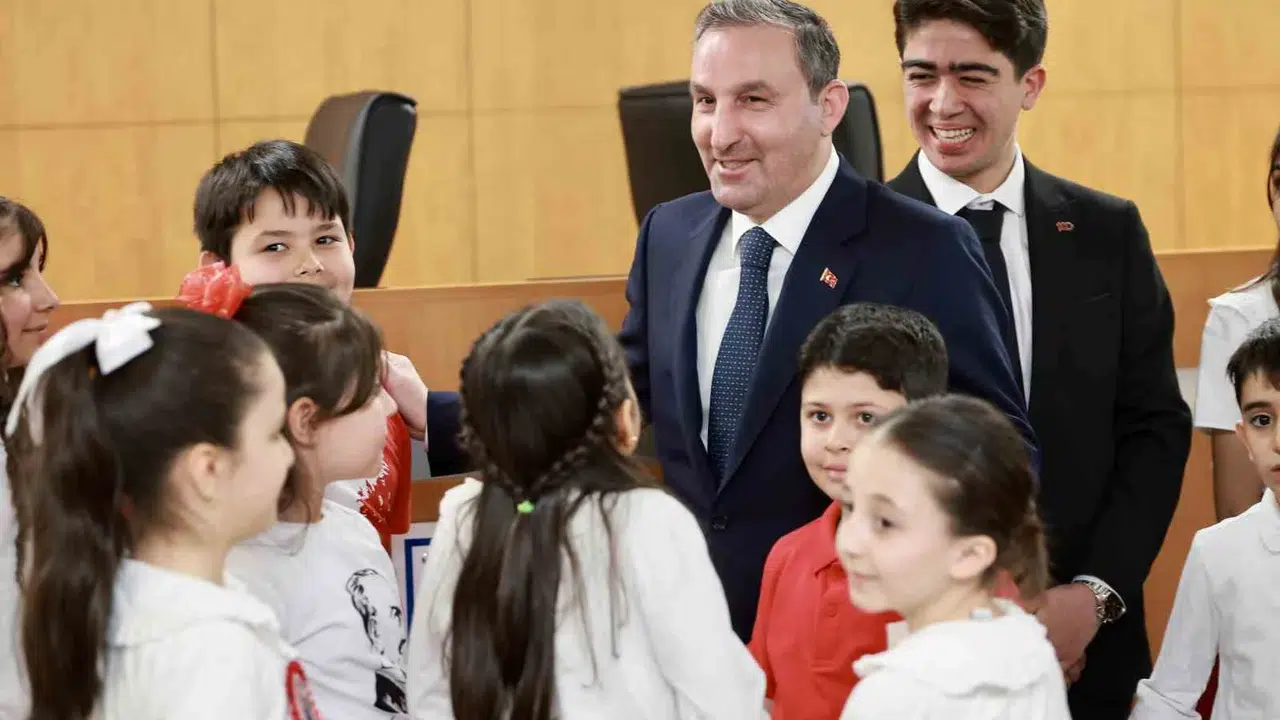 Sultanbeyli'de koltuklar miniklere emanet: Çocuk Meclisi'nden yerel yönetime tam not