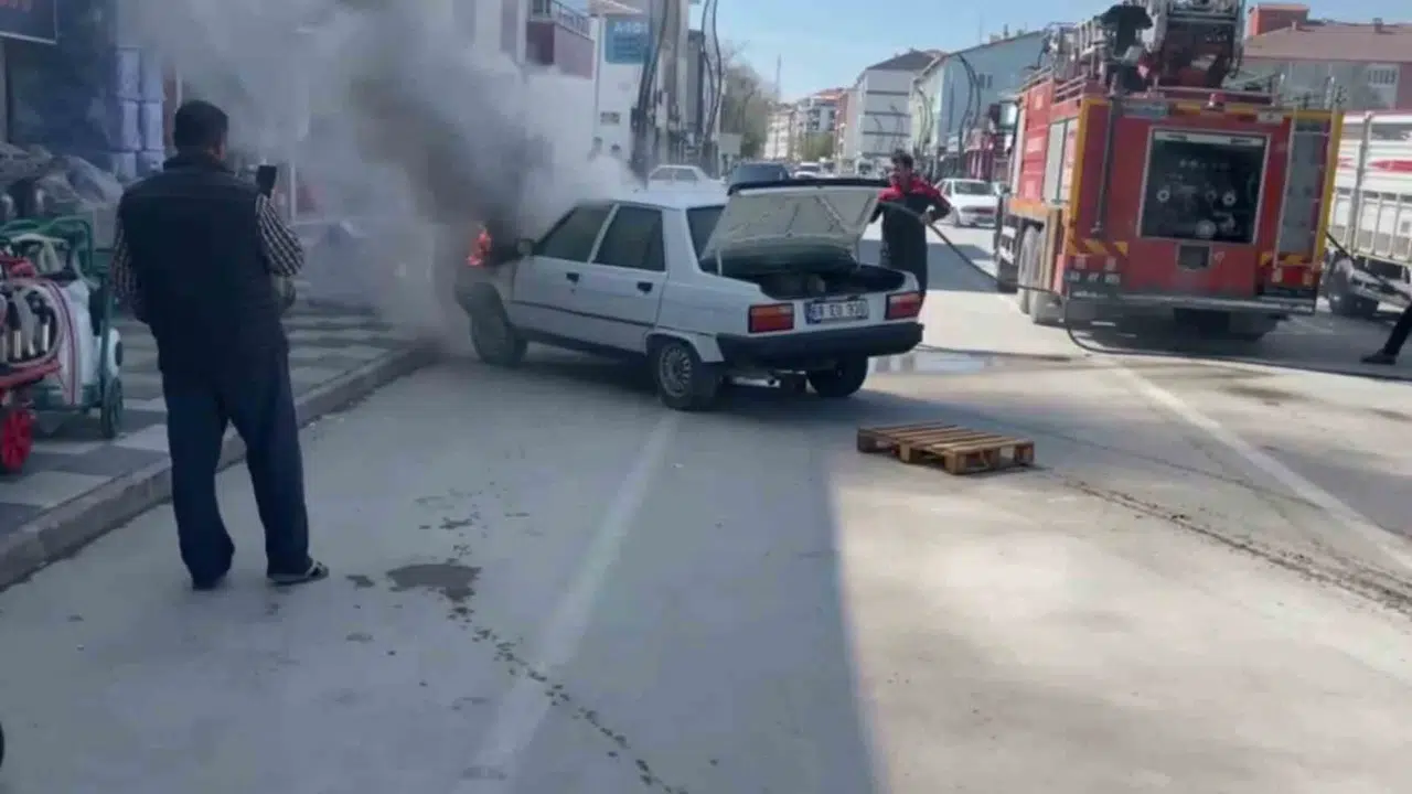 Seyir halindeki otomobil alev topuna döndü: Sürücünün soğukkanlılığı faciayı önledi