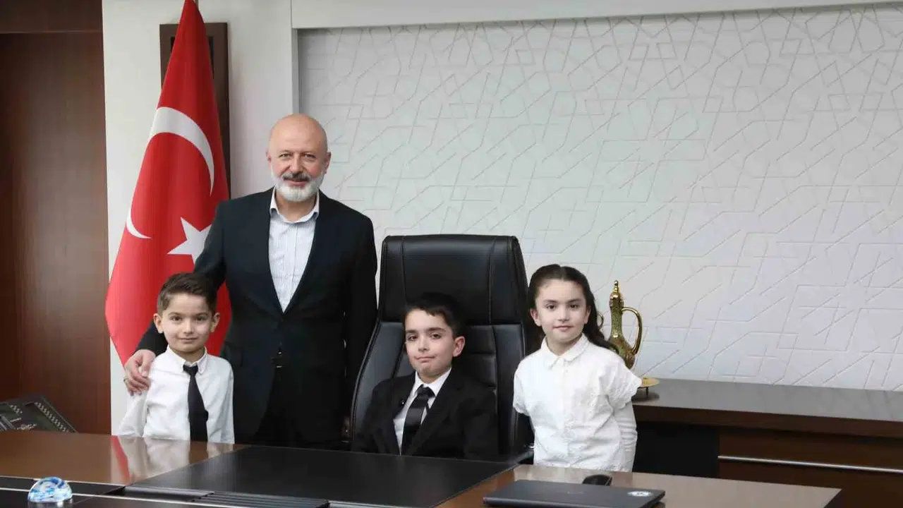 Kocasinan’da 23 Nisan sürprizi: Minik başkan koltuğa oturdu, ilk talimatı park oldu