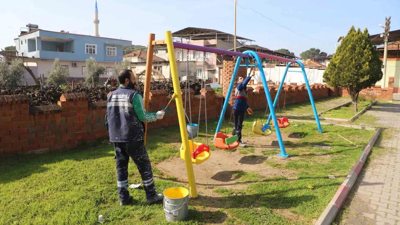 Turgutlu’da çocukların yüzü gülüyor: Parklar baştan aşağı yenilendi