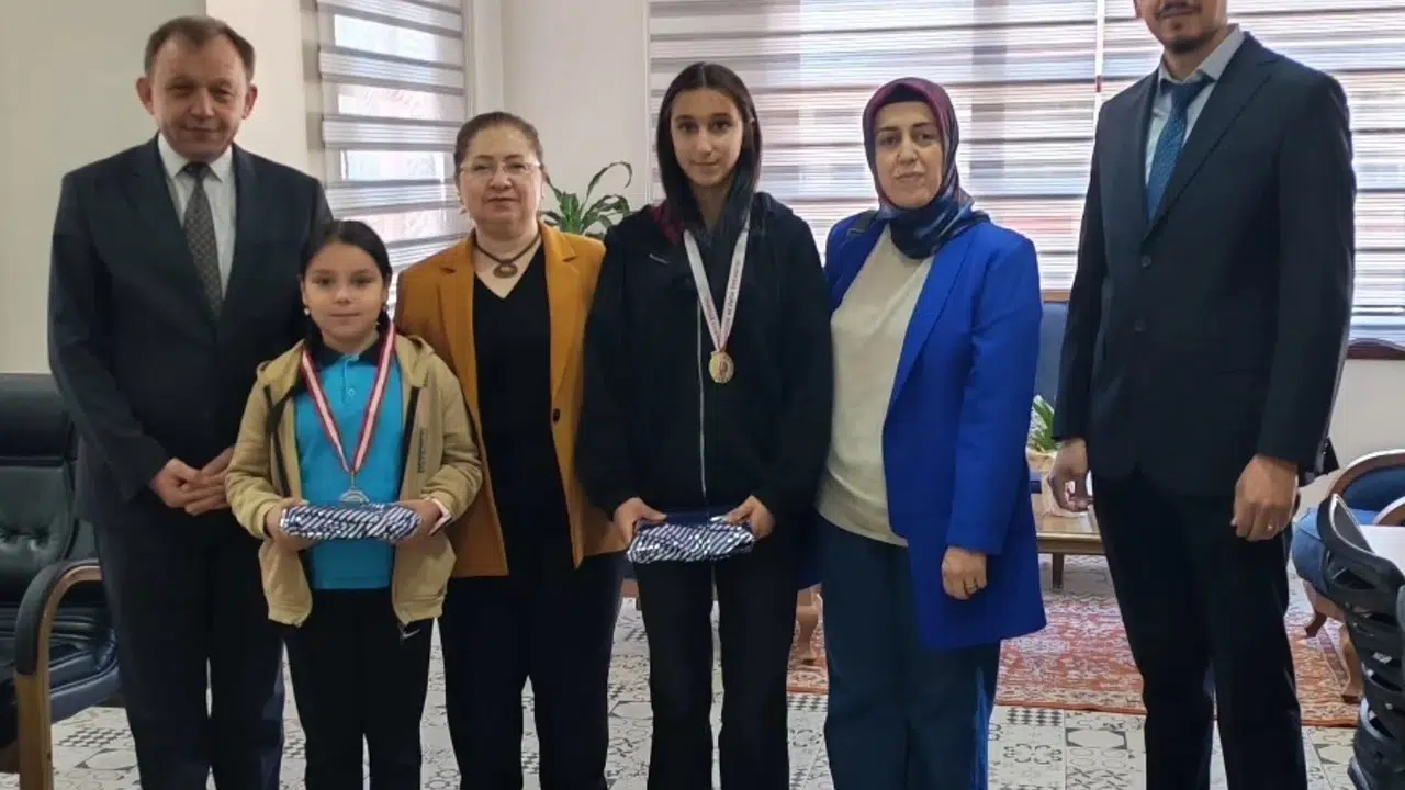 Germencik'in gurur tablosu: Kaymakam Doğru başarılı gençleri ödüllendirdi