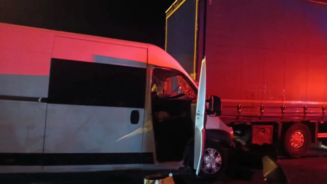 Edirne’de acı kaza: Kırmızı ışıkta bekleyen tıra çarpan panelvan hurdaya döndü