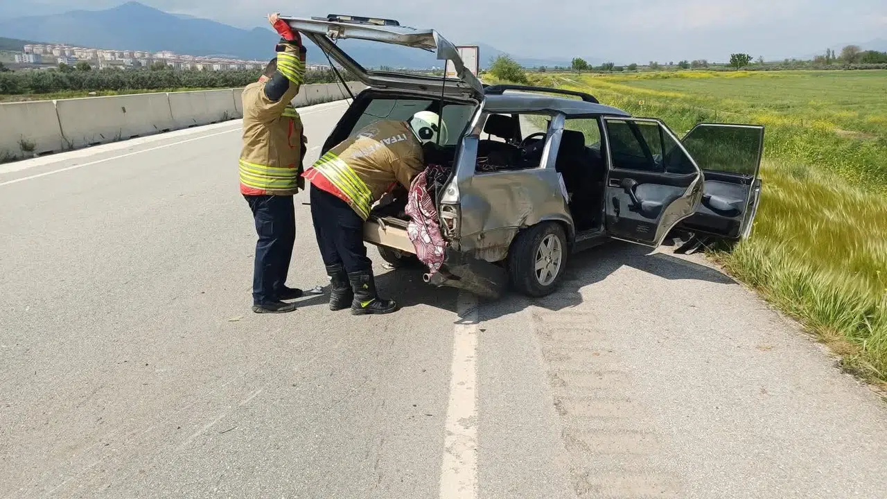 Hatay’da dehşet anları: Kontrolden çıkan otomobil tırın altına girdi