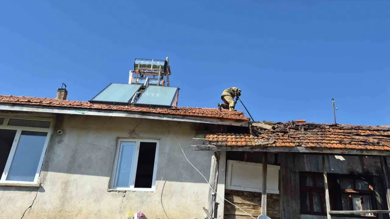 Burdur'da korkutan alevler: Kullanılmayan ev ve ahır küle döndü