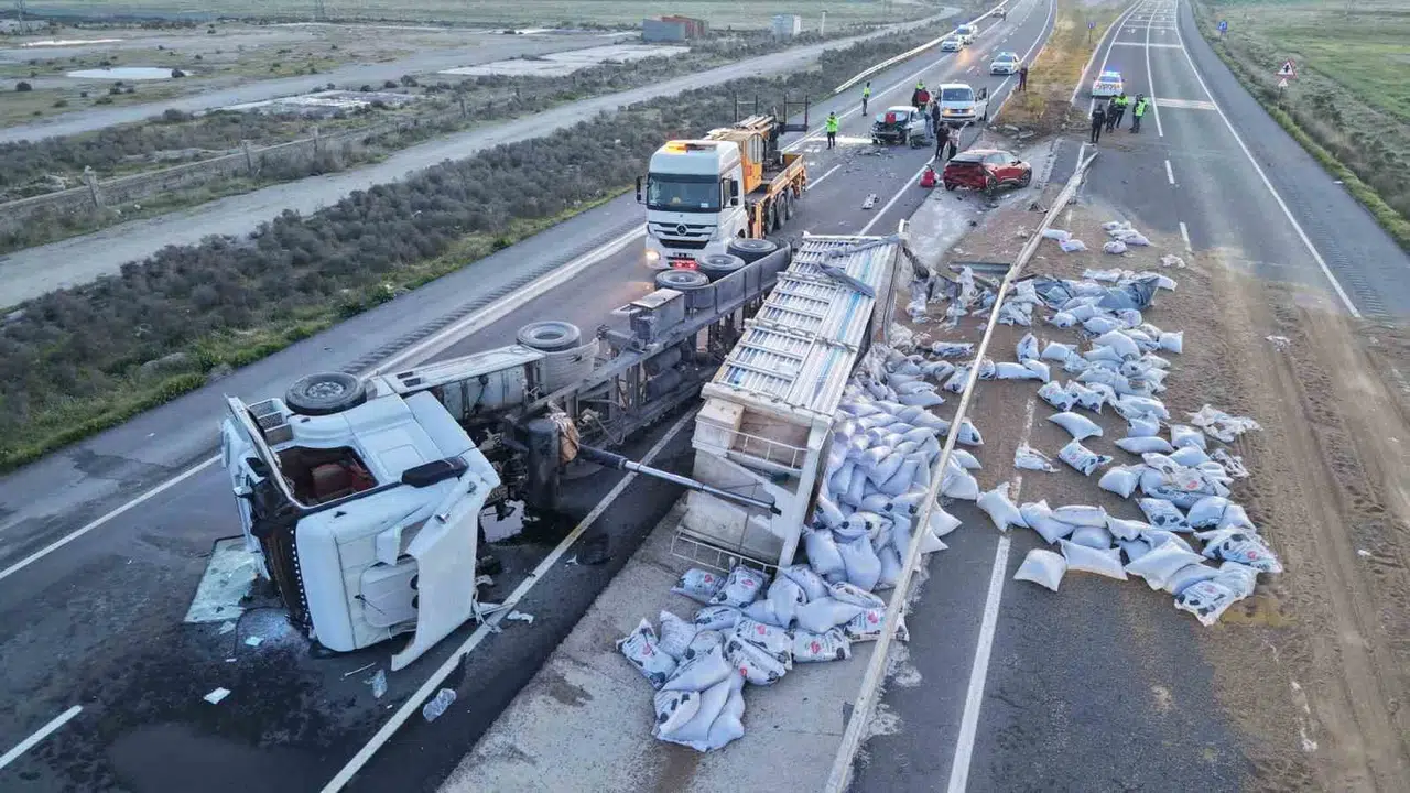 İyilik yapayım derken faciaya davetiye çıktı: Yardım için duran araca arkadan çarptı
