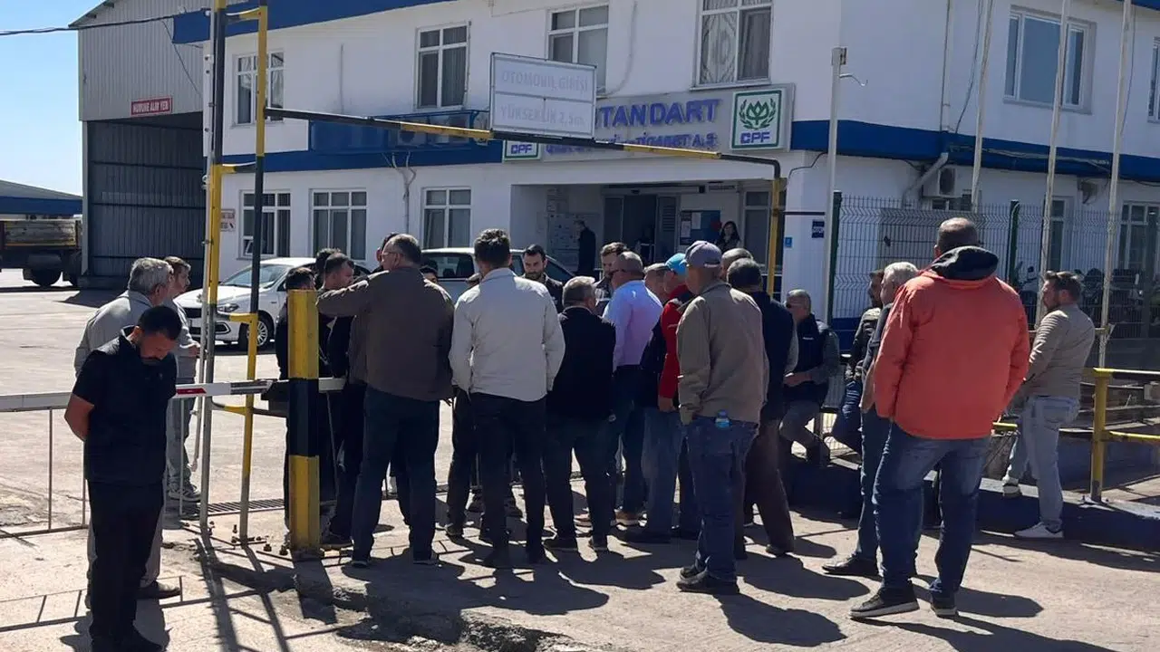 Ekmeğini direksiyon başında kazananlar kontak kapattı: Hayrabolu’da kamyoncuların fabrika önündeki hak arayışı