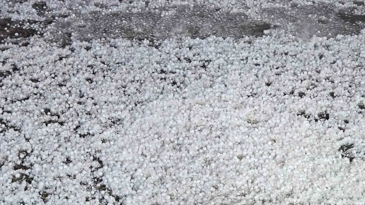 Elazığ’da mevsim normalleri dışında sürpriz: Şehir bir anda beyaza büründü