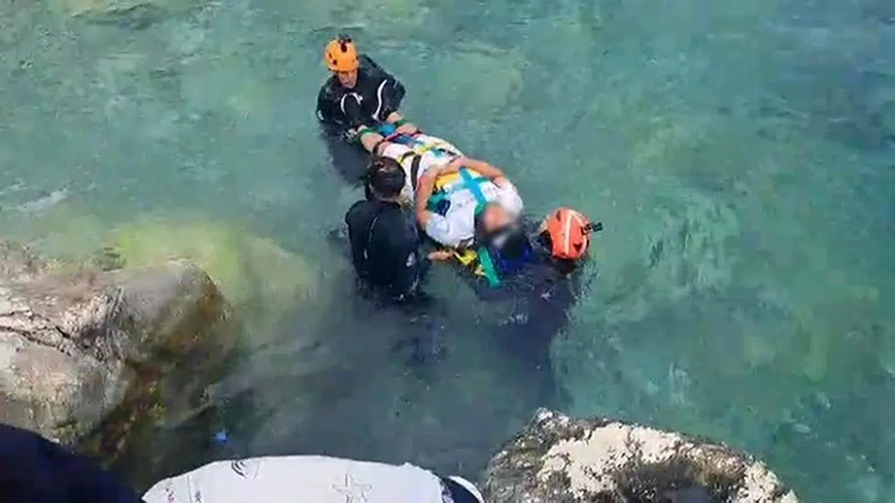 Antalya'da korku dolu anlar: Kayalıklardan düşen vatandaş için zamanla yarıştılar