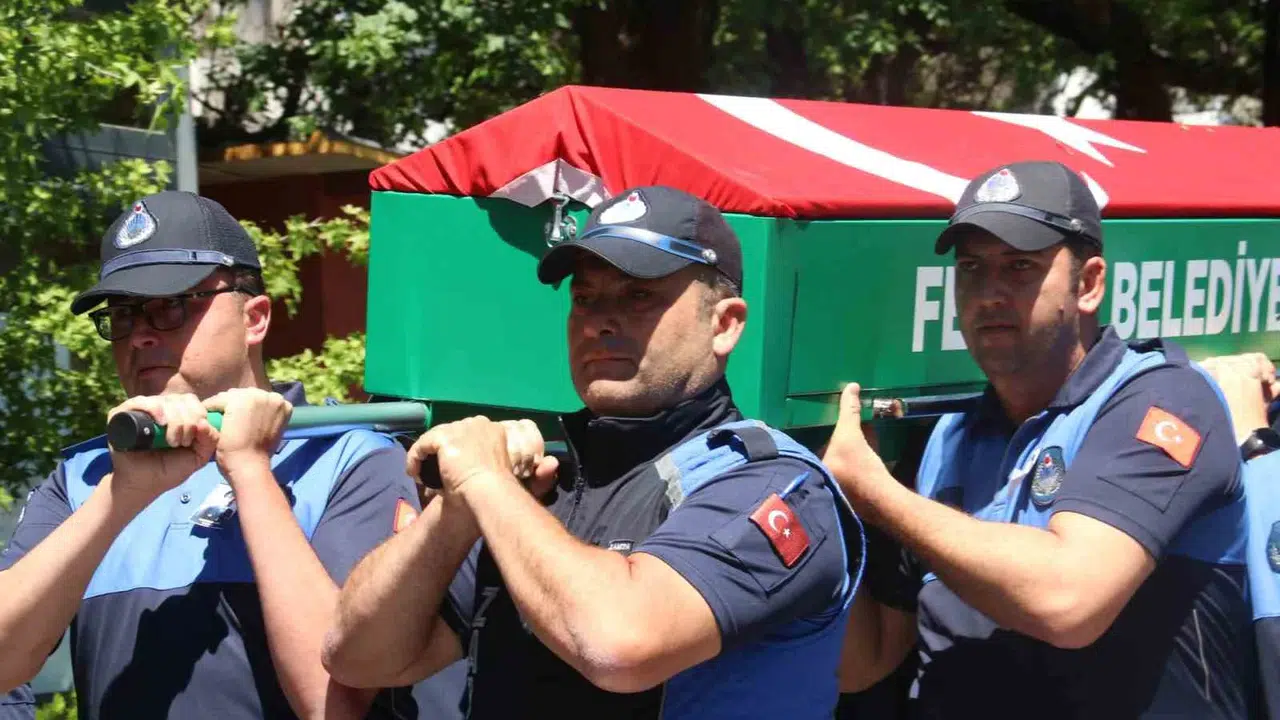 Fethiye Belediyesi’nde hüzünlü veda: Mesai arkadaşları Kerem Ersoy’u omuzlarında uğurladı