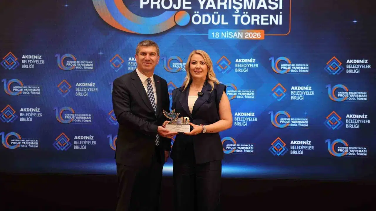 Merkezefendi’nin bilim vizyonuna Akdeniz’den büyük ödül: Başkan Doğan çifte başarıyla döndü