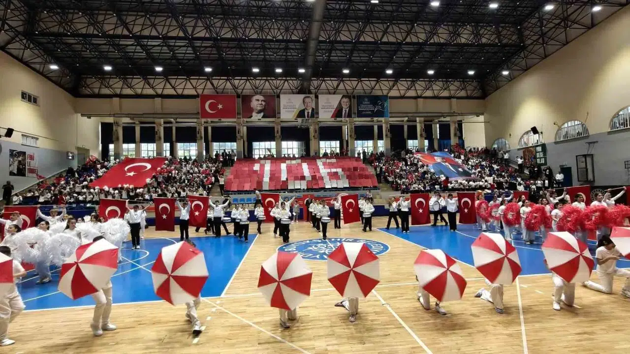 Aydın’da 23 Nisan coşkusu: Minikler sahne aldı, bayram heyecanı doruğa ulaştı