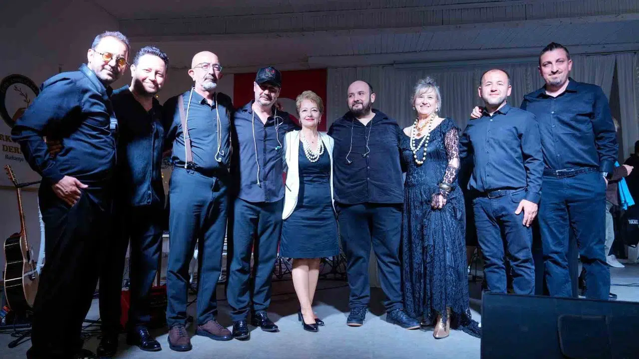 Burhaniye’de sanat rüzgarı: Eğitime destek için bir araya geldiler