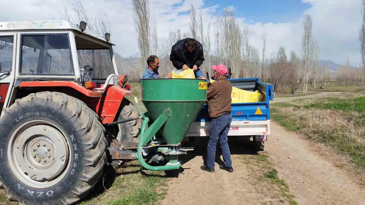 Erzincan’da hayvancılığa bahar dopingi: Meralar verim için gübreleniyor