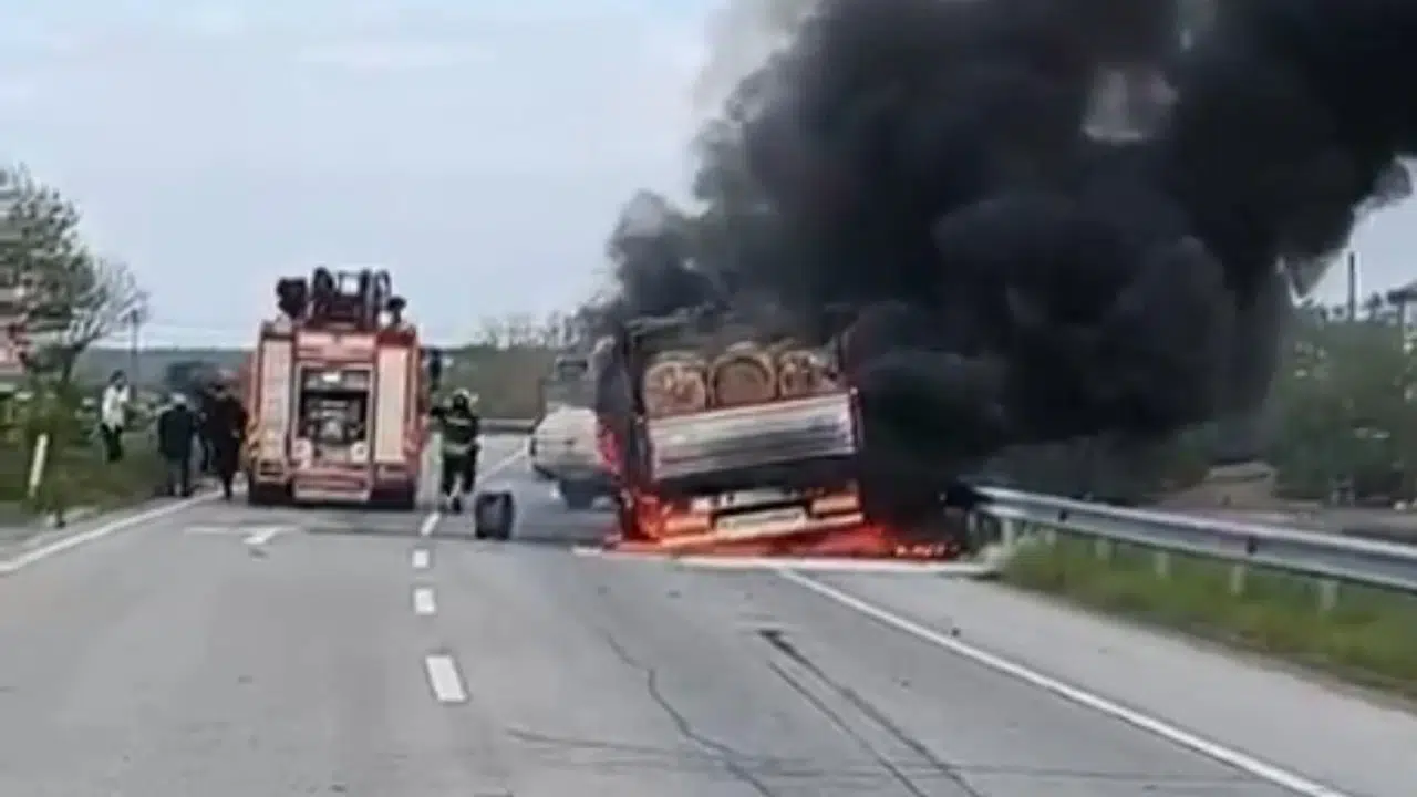 Samsun yolunda dehşet anları: Tomruk yüklü kamyon alev topuna döndü