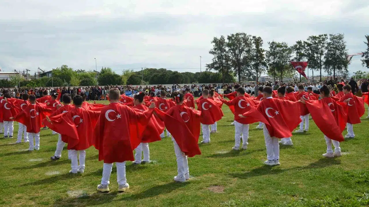 Didim’de 23 Nisan coşkusu: Minikler sahne aldı, meydanlar bayram yerine döndü