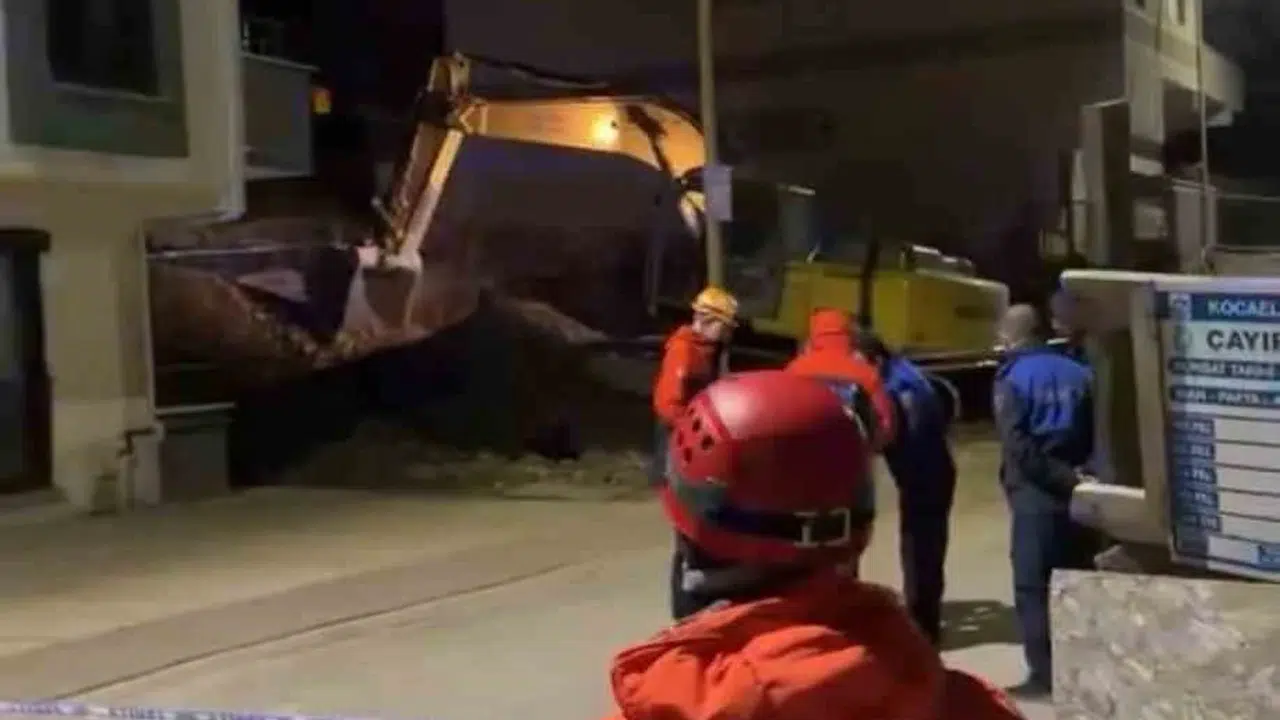 Kocaeli’de korku dolu anlar: Temel kazısı binayı yerinden oynattı, 14 kişi sokağa döküldü