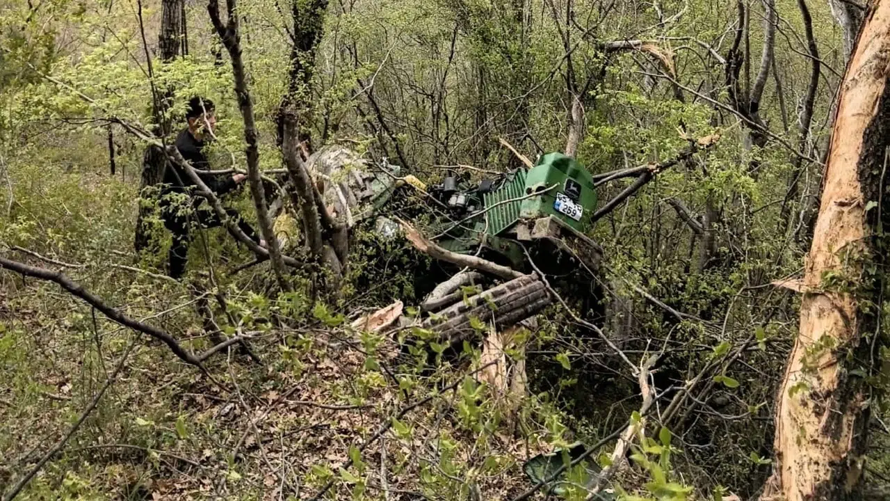 Samsun'da korkutan kaza: Traktör uçuruma yuvarlandı, sürücü ölümden döndü