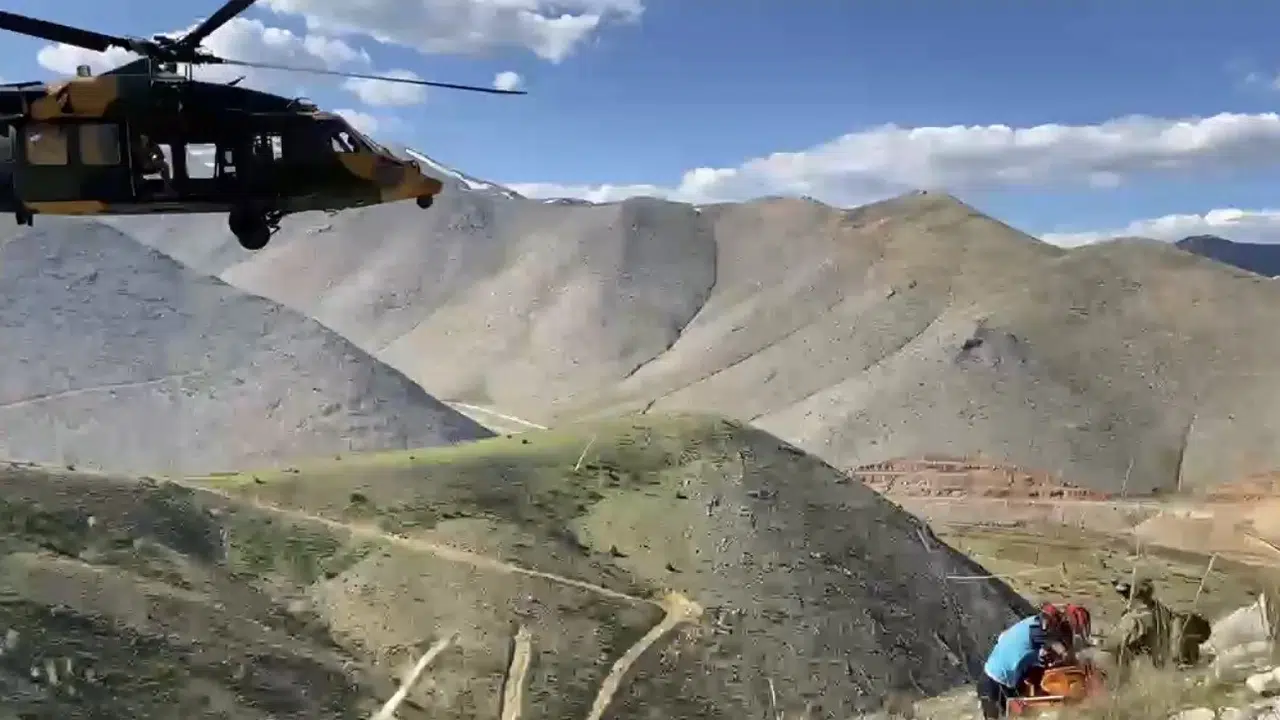 Mantar toplarken ayağı kaydı, dağın zirvesinde mahsur kaldı: Gökyüzünden gelen hayat eli