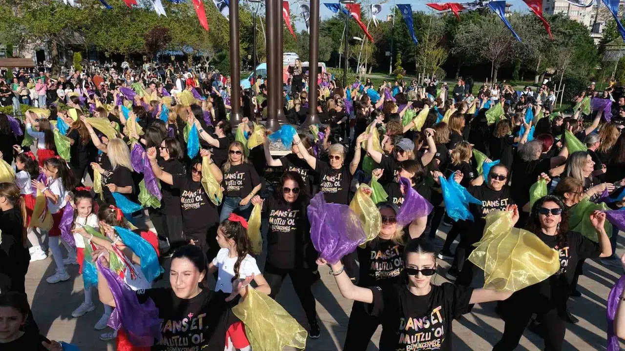 Büyükçekmece’de ritim hiç durmadı: 7’den 70’e herkes dans pistine koştu